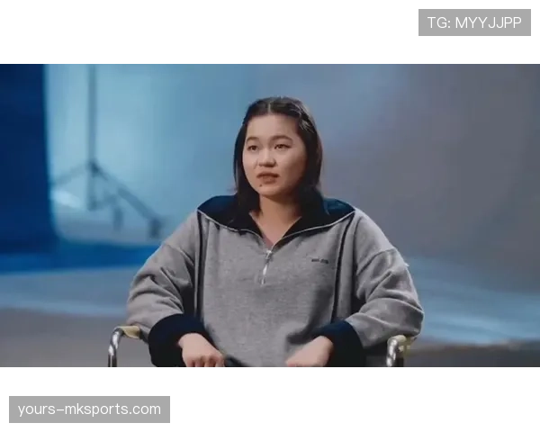 全红婵回家路上还在啃苹果，下一秒就被塞进豪车