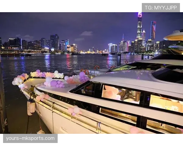 汪周雨早上地铁素颜,晚上游艇派对香槟到天亮,这反差让我懵 汪周雨早上地铁素颜,晚上游艇派对香槟到天亮,这反差让我懵